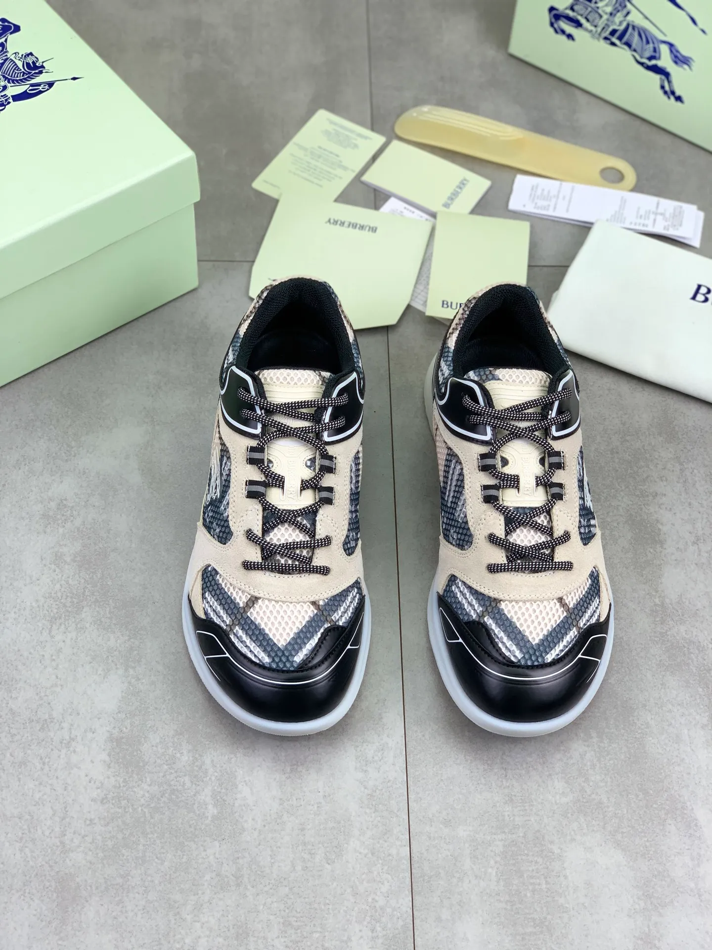 Factory price P720 [BURBERRY] Burberry - High-end quality original order - Upper: imported 🔝 original material - Inner lining: cowhide lining, feet; water-dyed cowhide - Outsole: ultra-light TPR rubber; two-color molded outsole - Ultra-high quality control·Fine workmanship: highlighted (high-end·nobility·grade) -Size: 36-46 for men and women Color: 4️⃣colors available